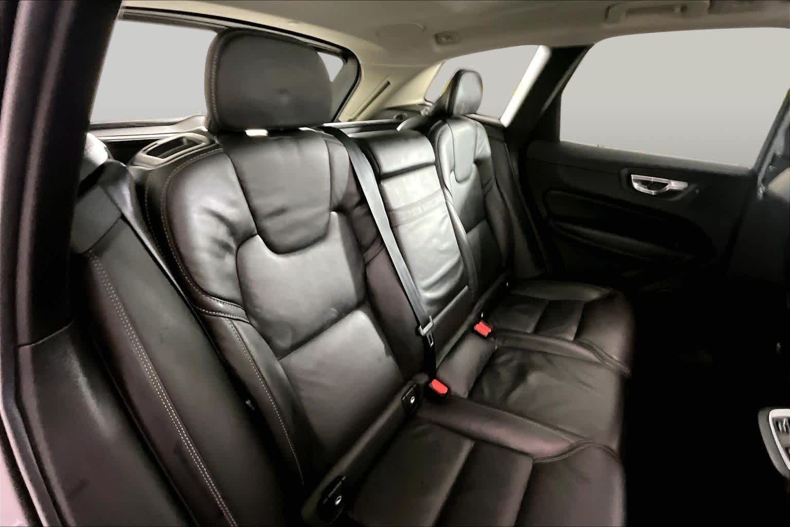 Used 2021 Bright Silver Metallic Volvo Inscription image 19
