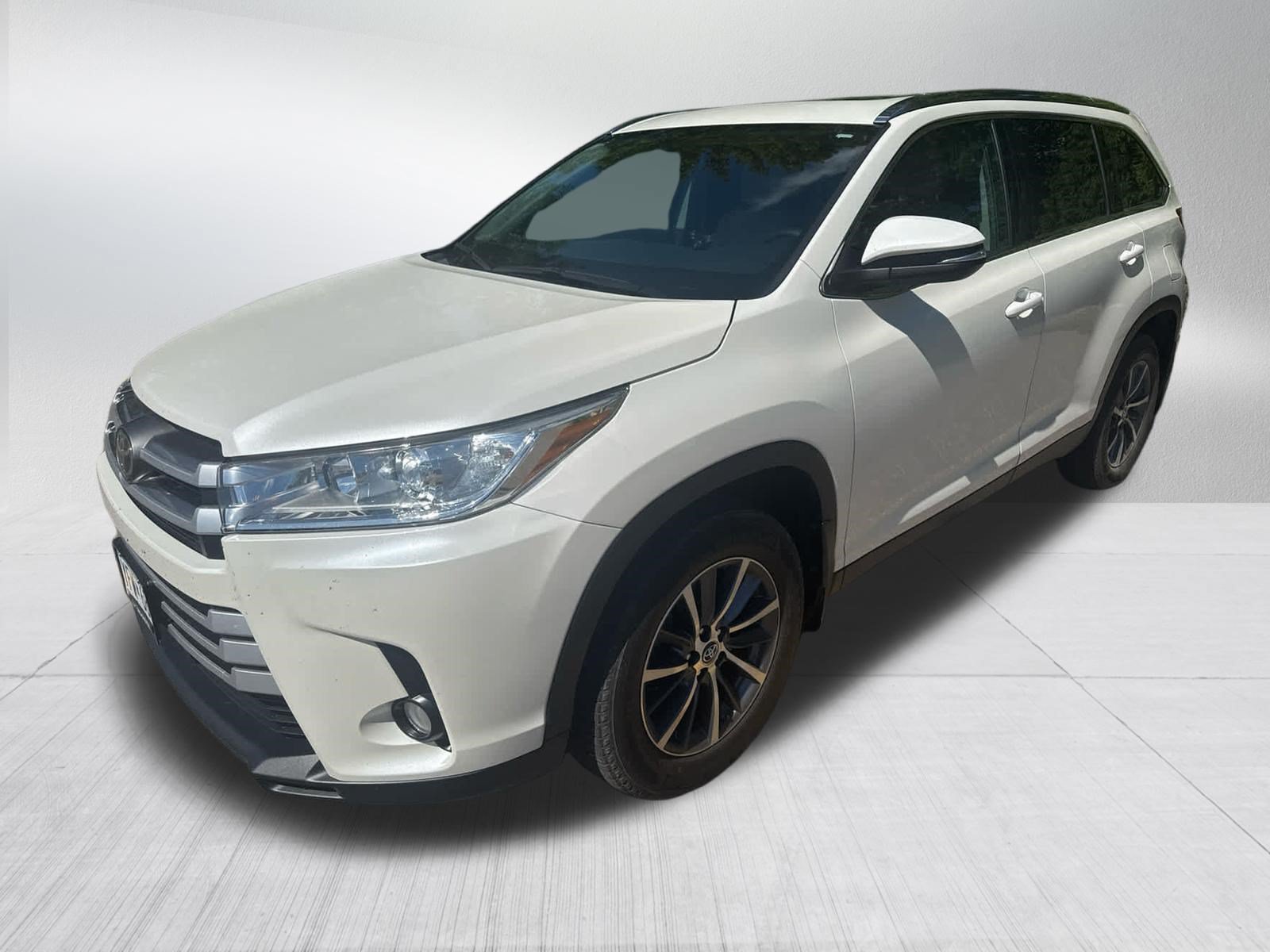 Certified Used 2019 Blizzard Pearl Toyota XLE image 3