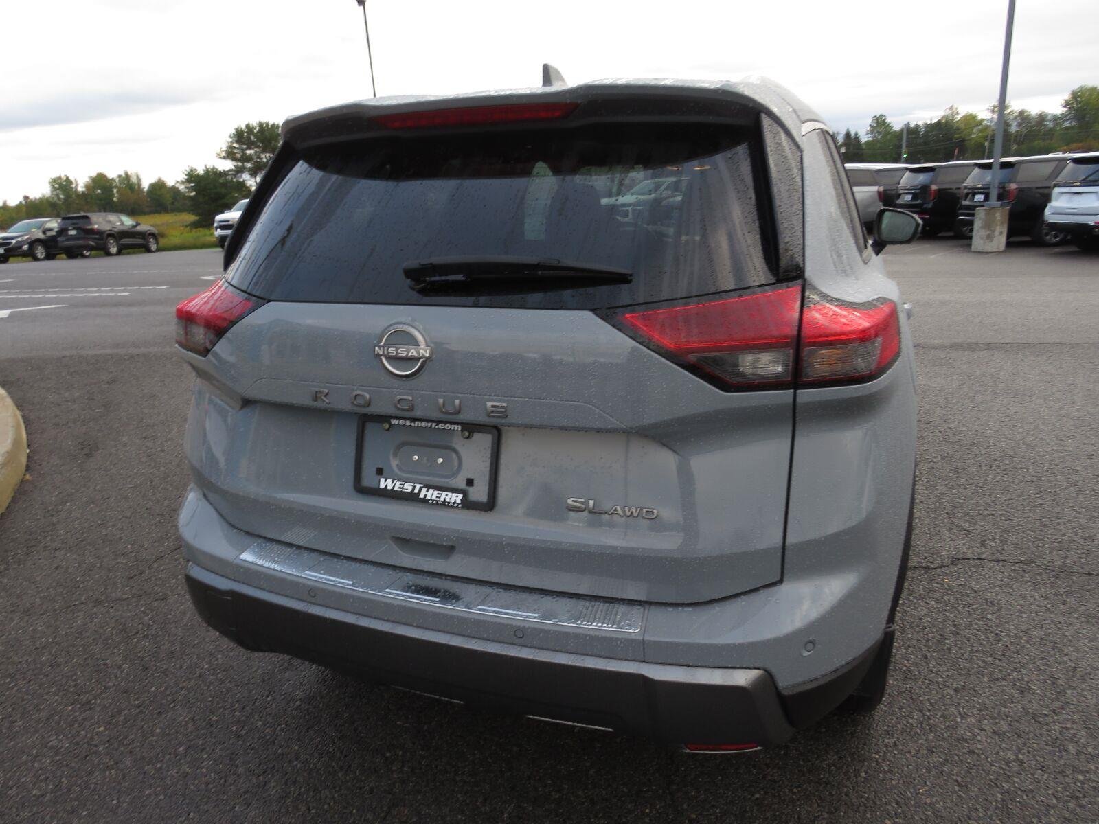 Used 2024 Boulder Gray Pearl Nissan SL image 8