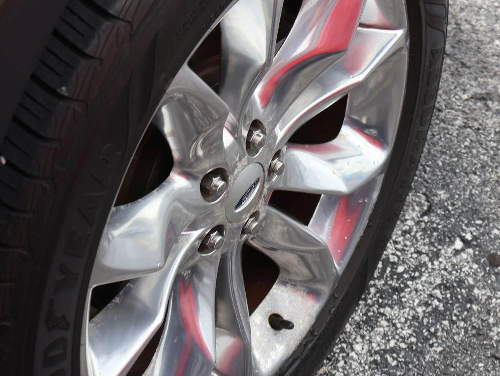 Used 2014 White Platinum Clearcoat Metallic Ford Limited image 21