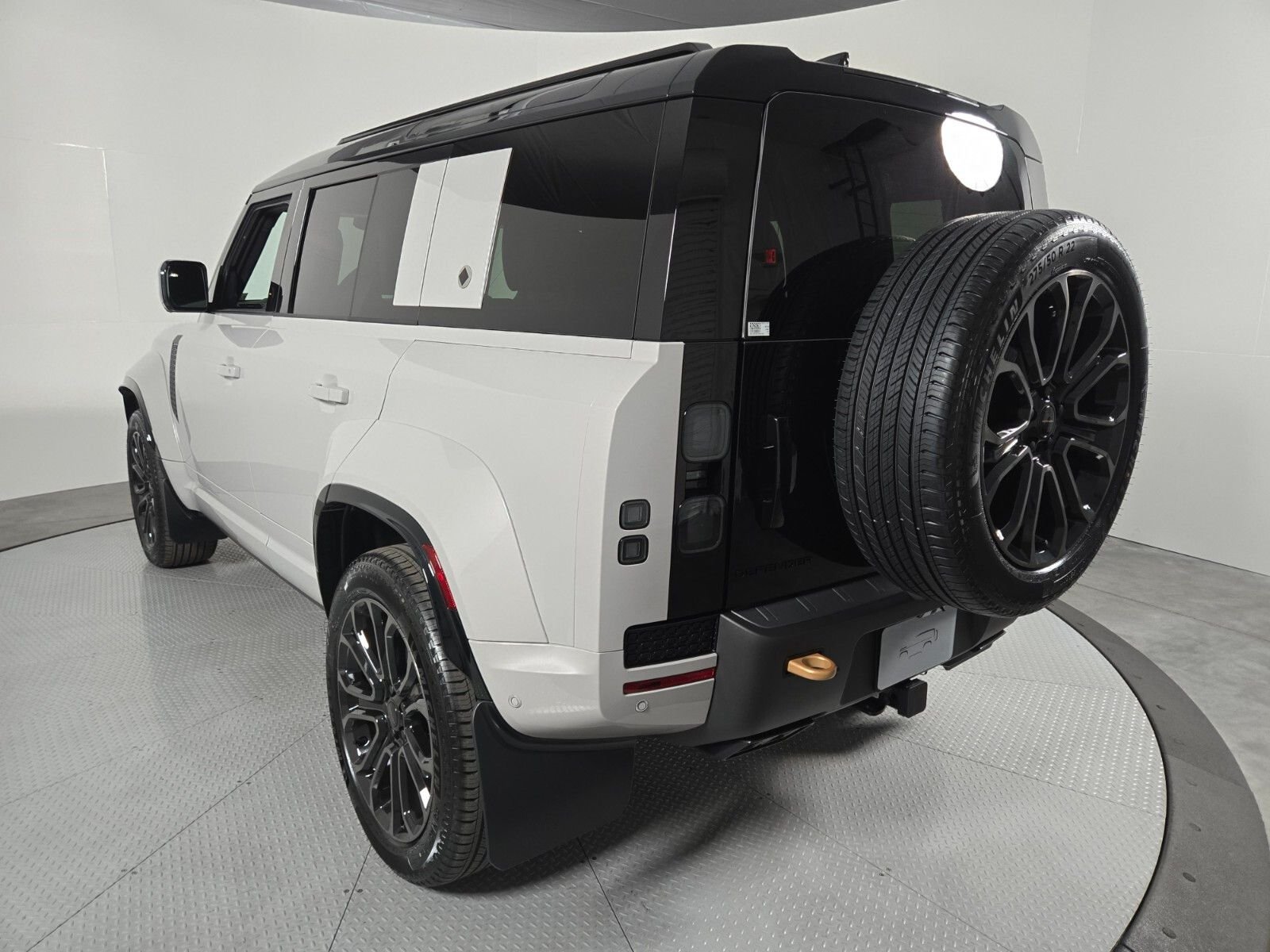 2026 Land Rover Defender OCTA - Photo 16