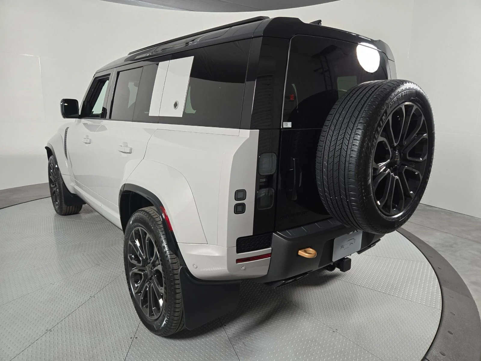 2026 Land Rover Defender OCTA - Photo 16