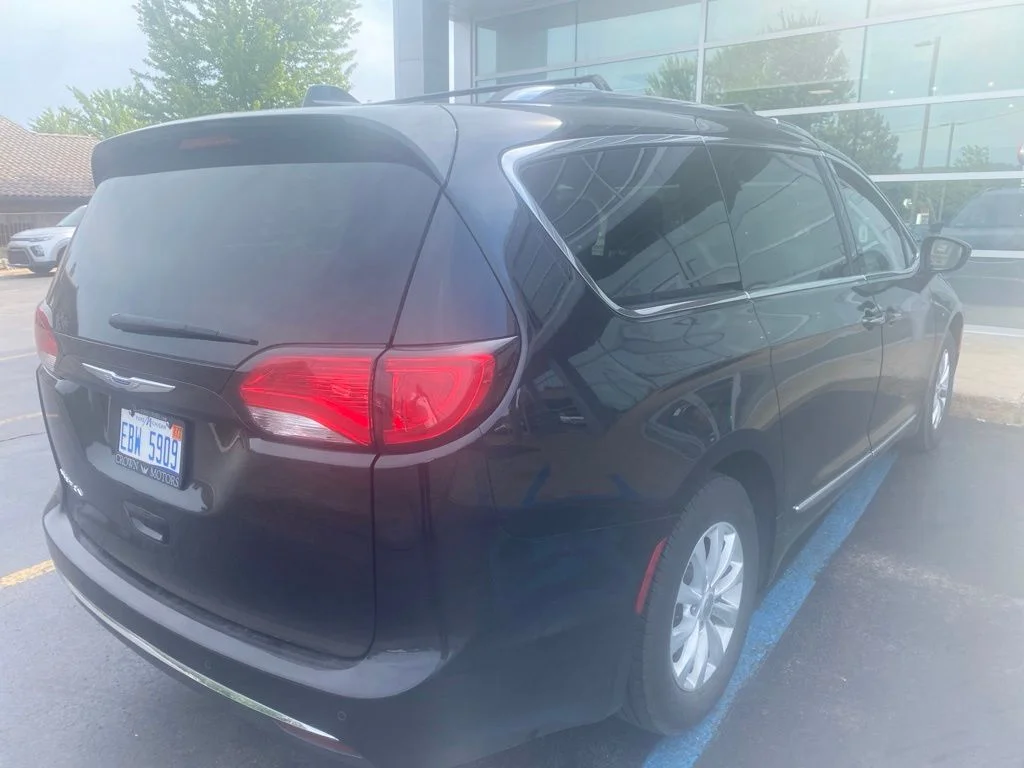 Used 2019 Brilliant Black Crystal Pearlcoat Chrysler Touring L image 7