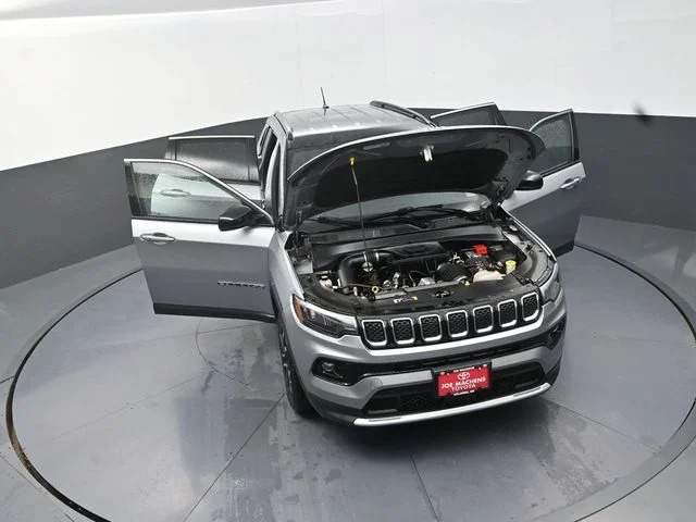 Used 2024  Jeep Limited image 39