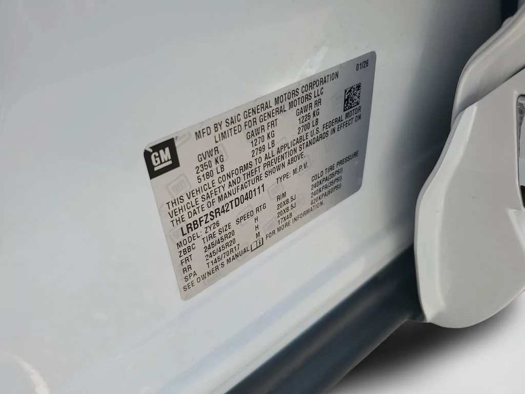 New 2026 Iridescent White Tricoat Buick Avenir image 28