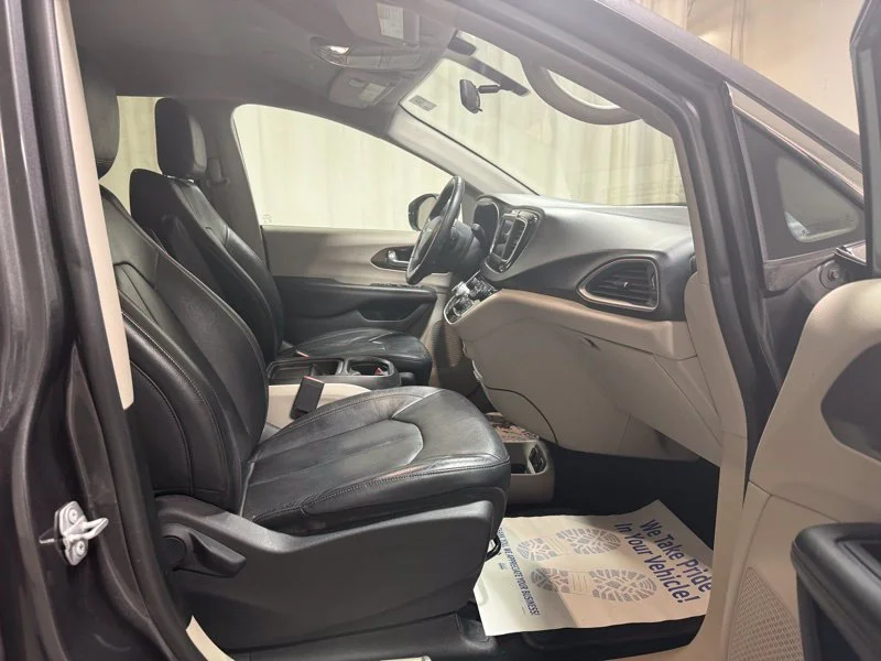 Used 2018 Gray Chrysler Touring L image 13