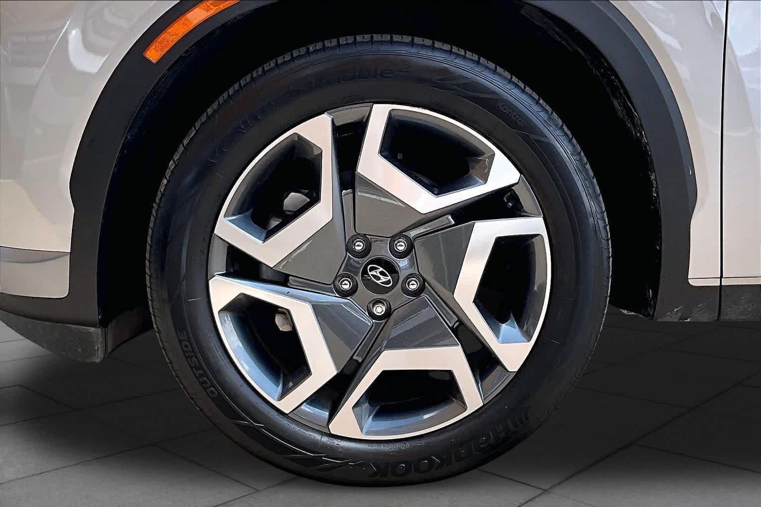Used 2025 Typhoon Silver Hyundai SEL Premium 7P image 10