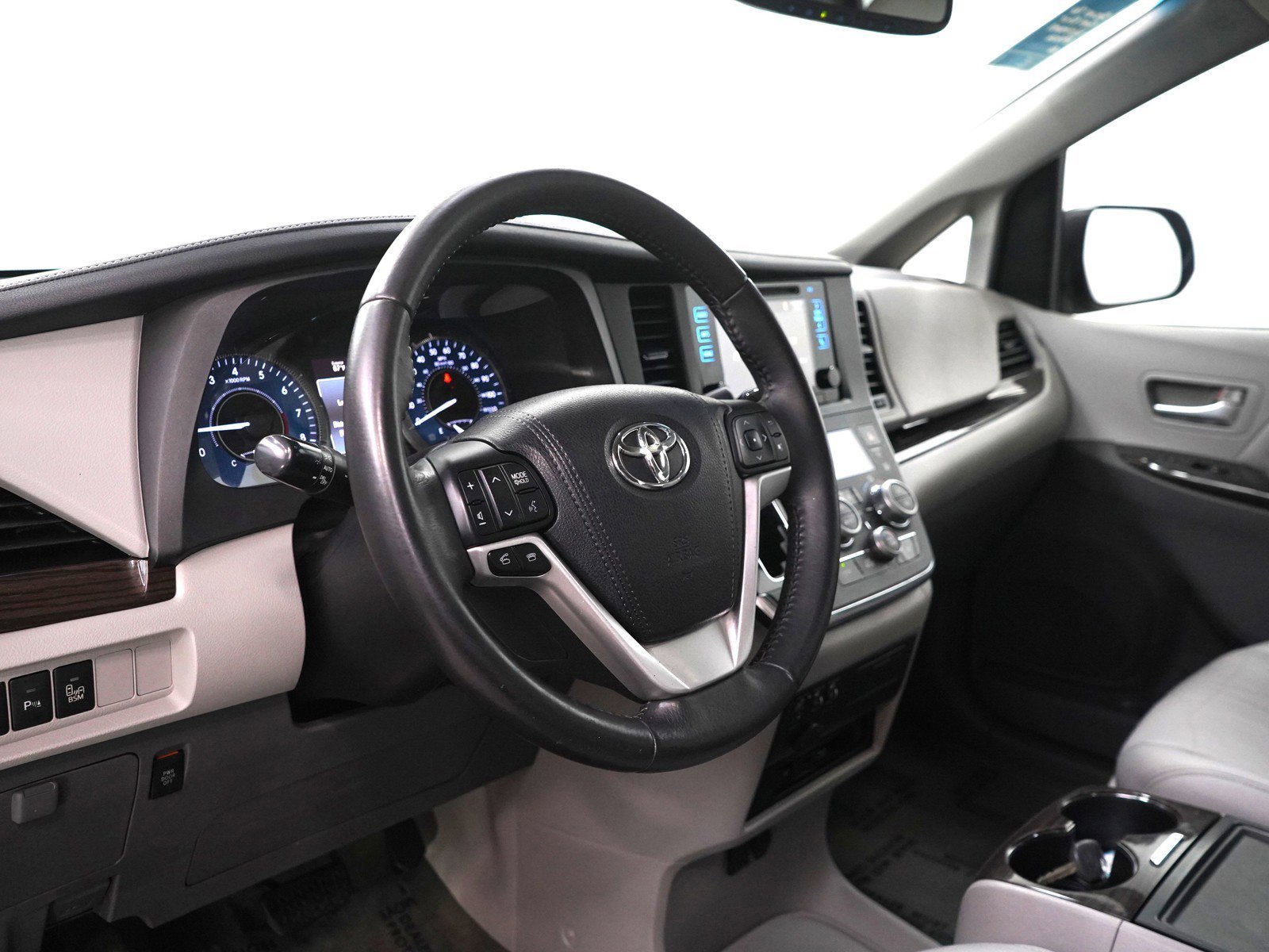 2017 Toyota Sienna XLE Premium - Photo 18