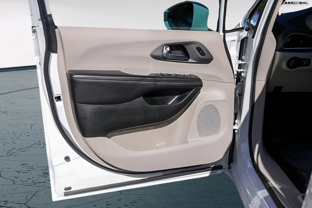Used 2022 White Chrysler Touring L image 27