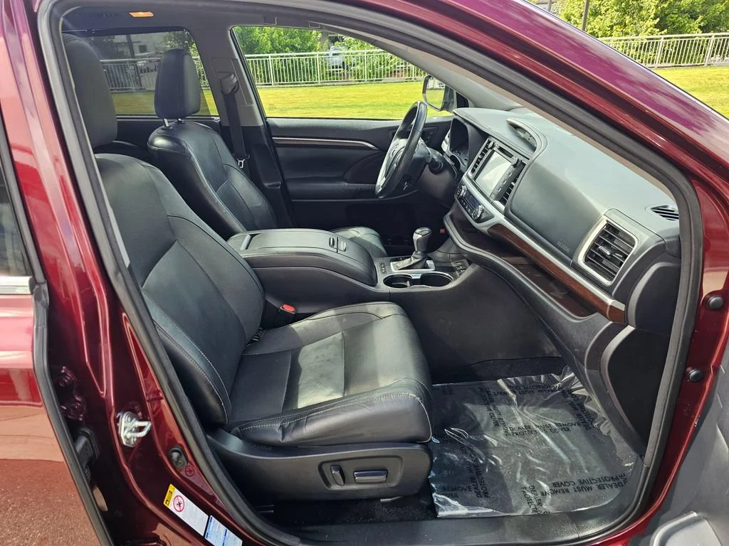 Used 2015  Toyota Limited image 11