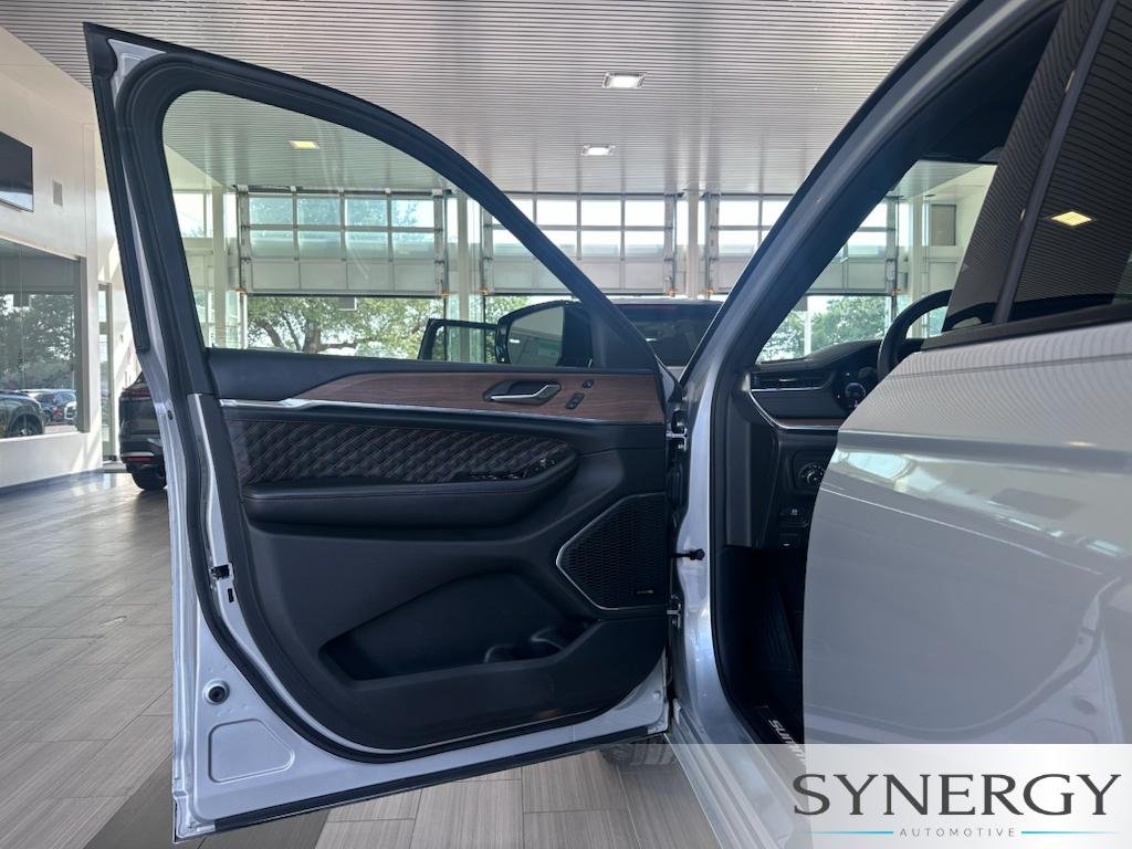 Used 2022 Silver Zynith Jeep Summit image 22