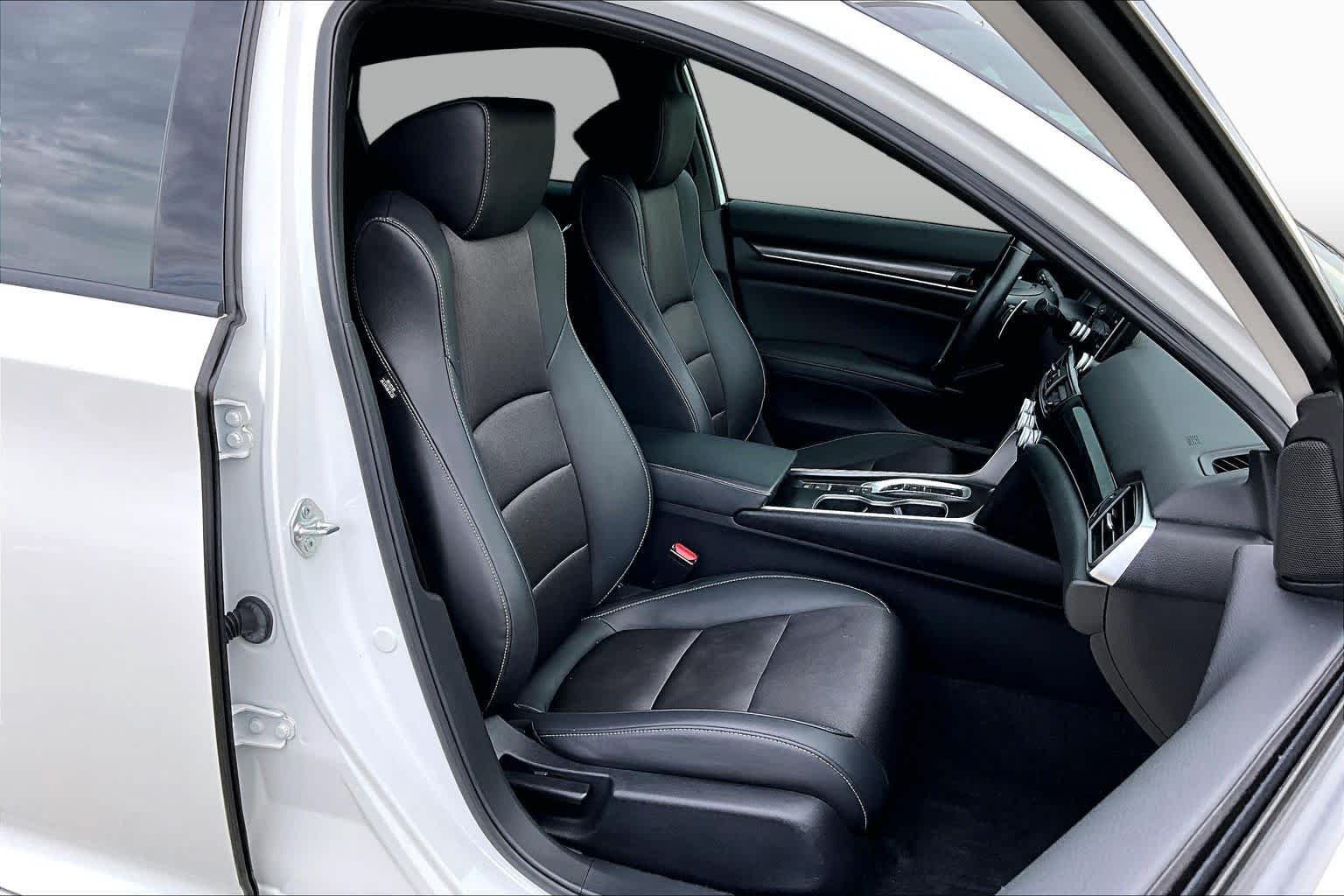 Used 2022 Platinum White Pearl Honda Sport image 7