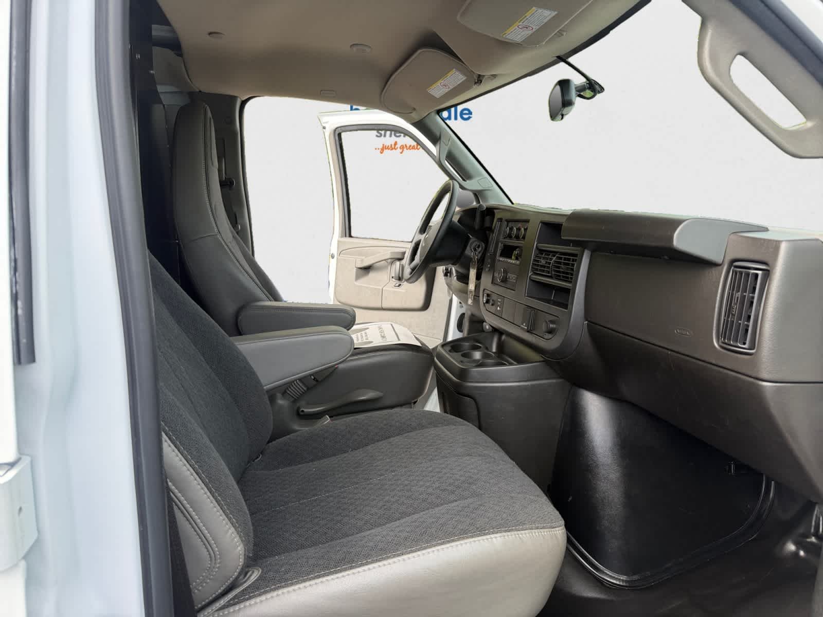 Used 2025 Summit White GMC  image 19