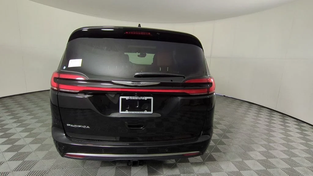 New 2026 Diamond Black Crystal Pearl-Coat Exterior Paint Chrysler Pinnacle image 6
