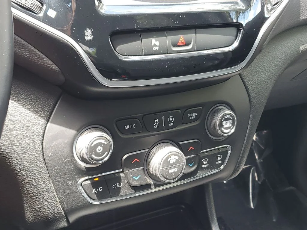 Used 2019 White Jeep Limited image 29