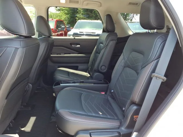 Used 2023 White Nissan Platinum image 20
