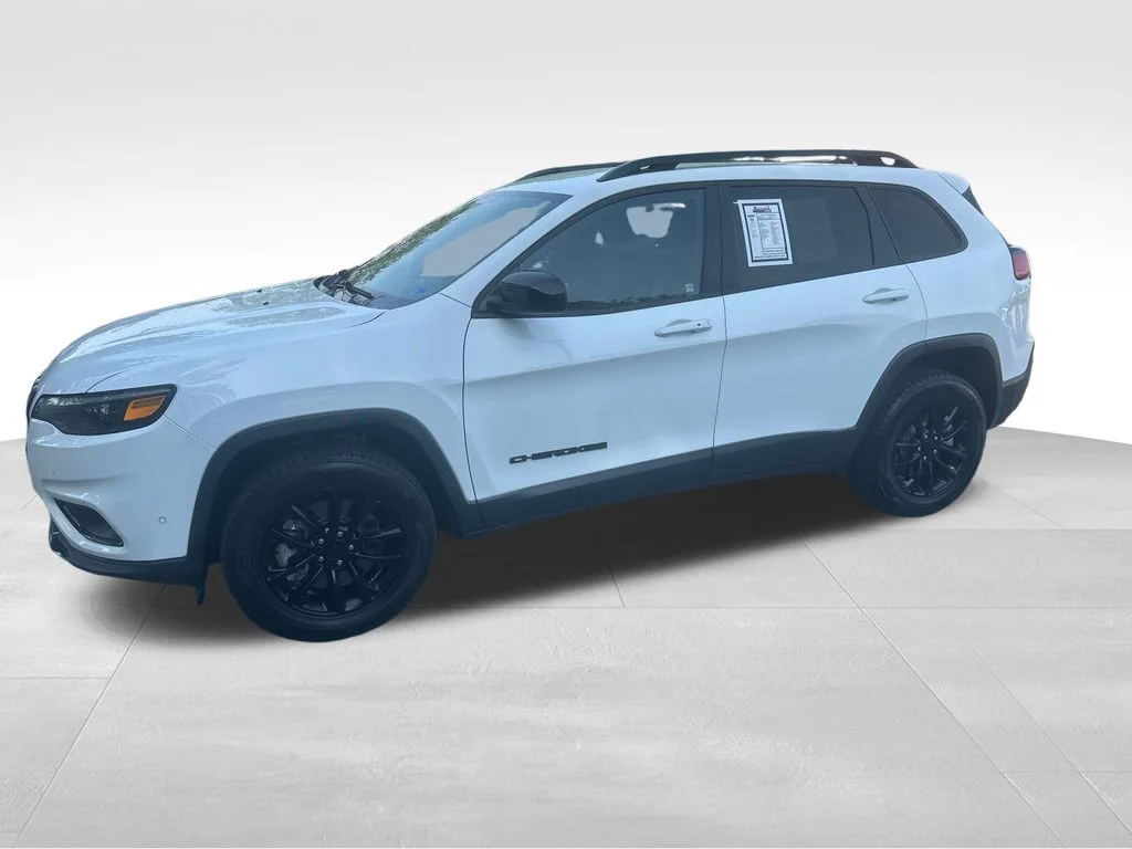 Used 2023 White Jeep Altitude image 4