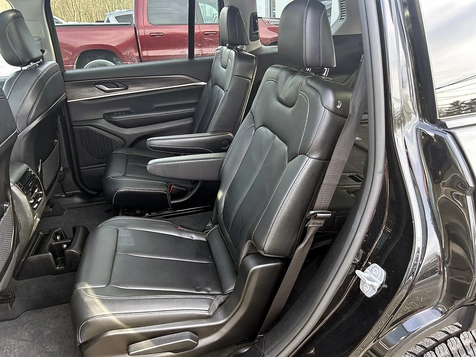 Used 2023 Diamond Black Crystal Pearlcoat Jeep Limited image 11