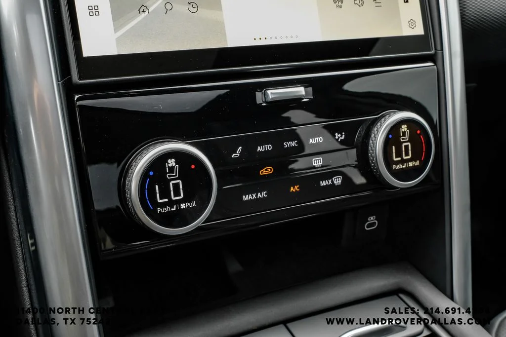 Used 2025 White Land Rover Dynamic SE image 27