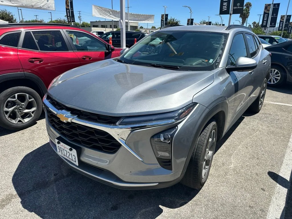 Used 2025 Gray Chevrolet LT image 3