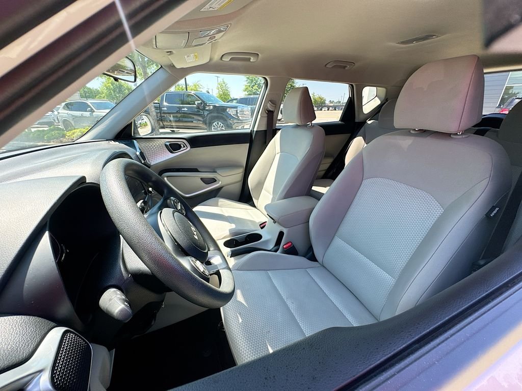 Used 2025 Snow White Pearl Kia LX image 10