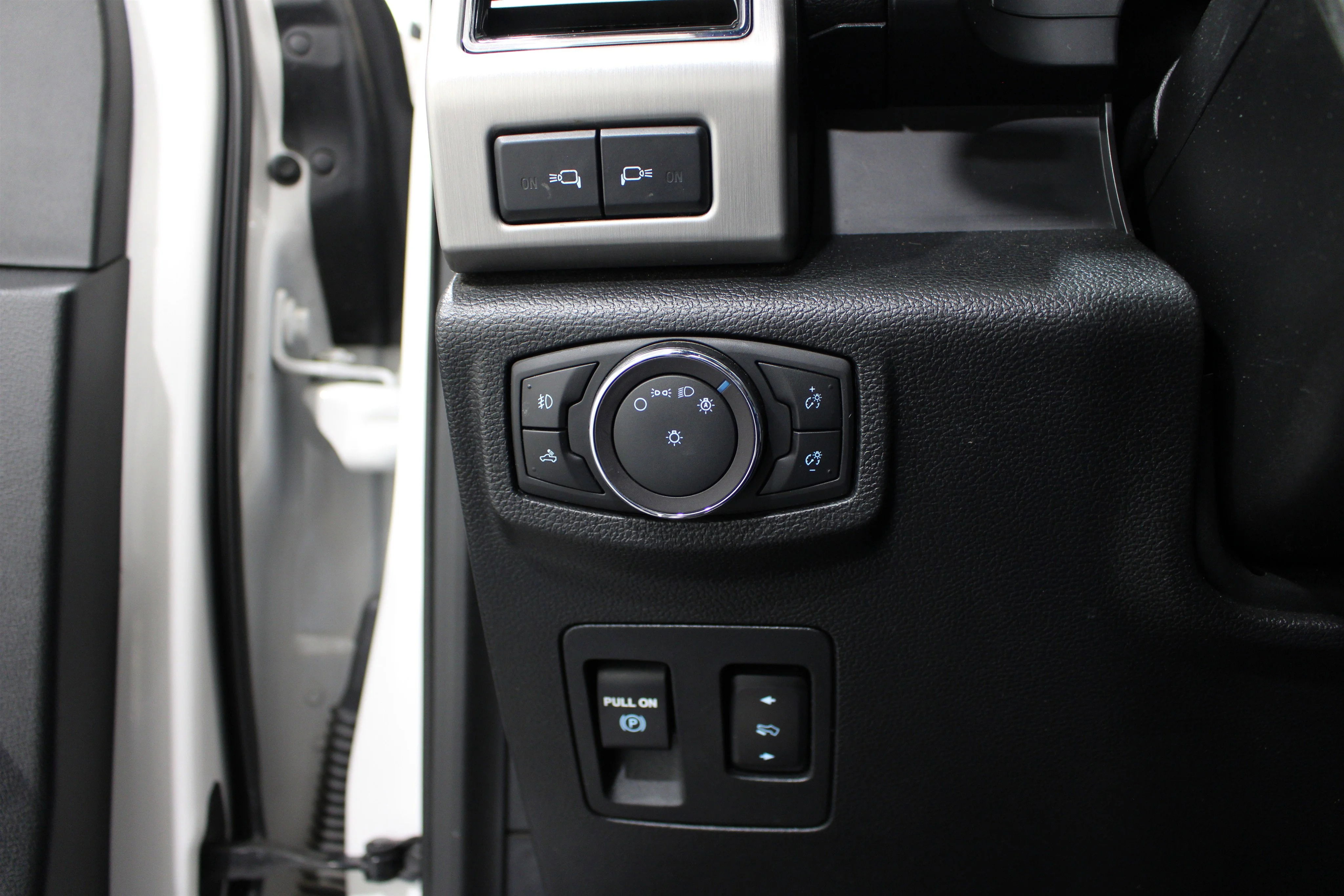 Used 2019 White Platinum Metallic Tri-Coat Ford Platinum image 9