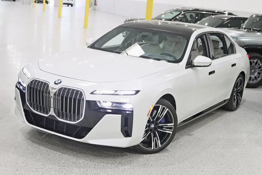 Used 2024 White BMW 760i xDrive image 4
