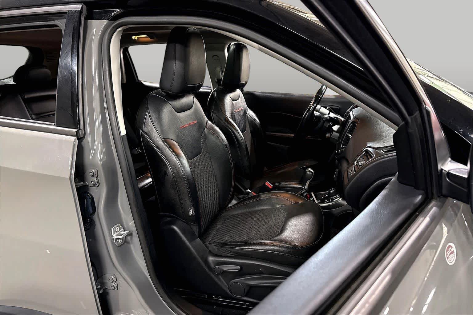 Used 2020 Sting-Gray Clearcoat Jeep Trailhawk image 8