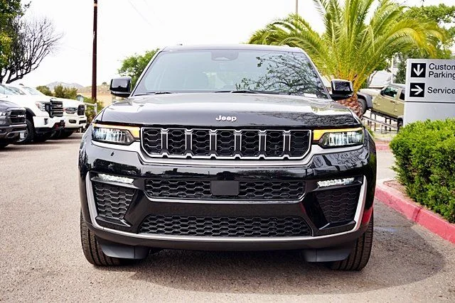 New 2026 Diamond Black Crystal Pearlcoat Jeep Limited image 5