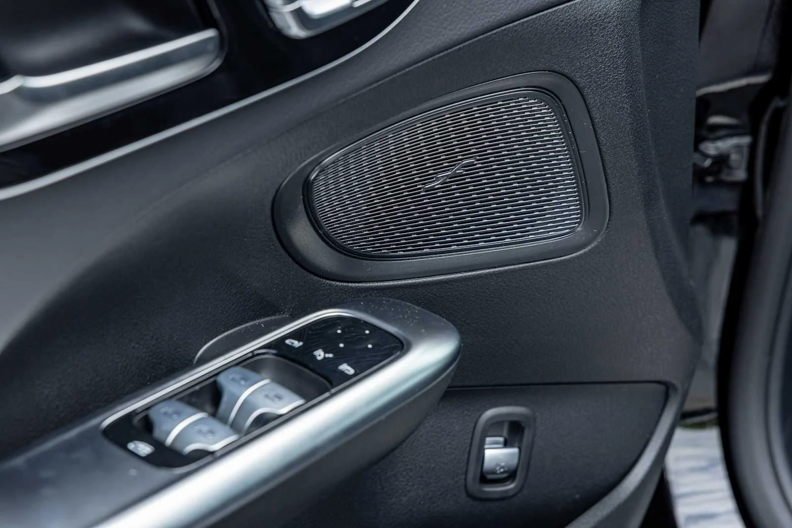 2025 Mercedes-Benz C-Class Sedan C 300 - Photo 10