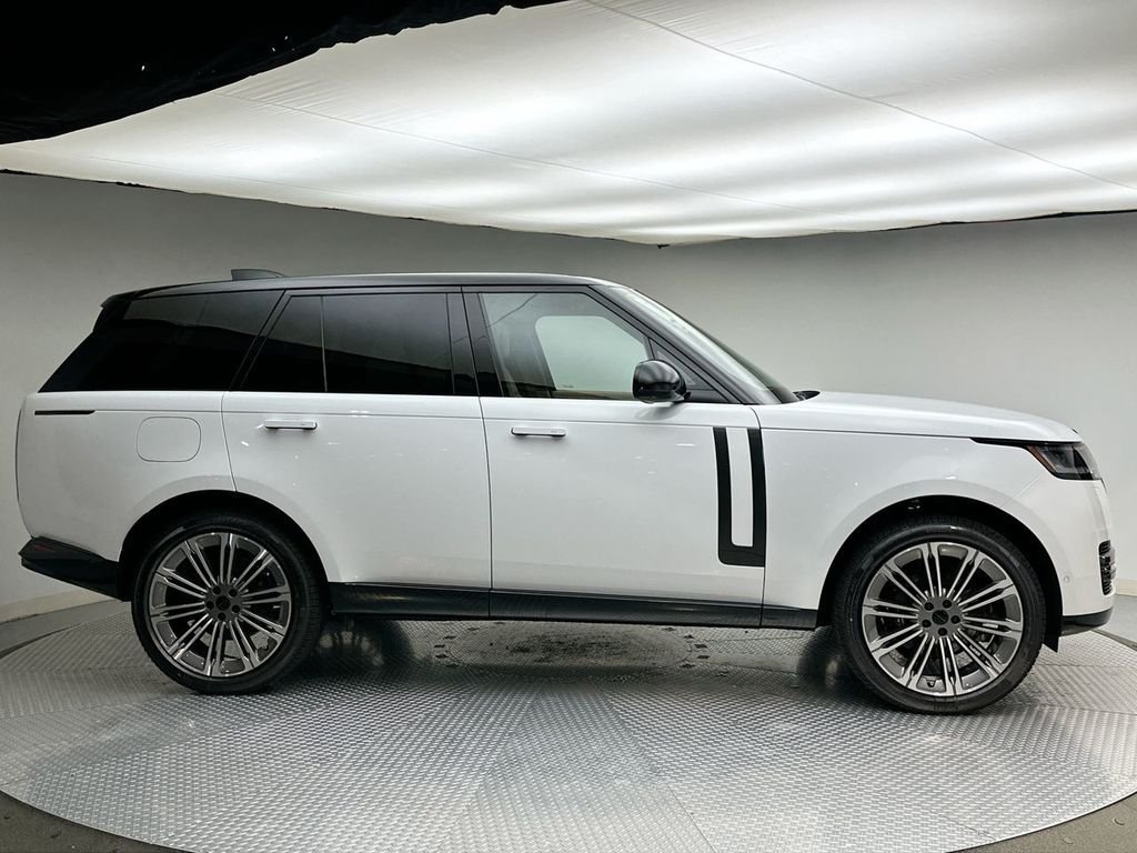 New 2026 Fuji White Land Rover SE image 4