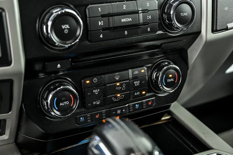 Used 2018 White Platinum Metallic Tri-Coat Ford Lariat image 26