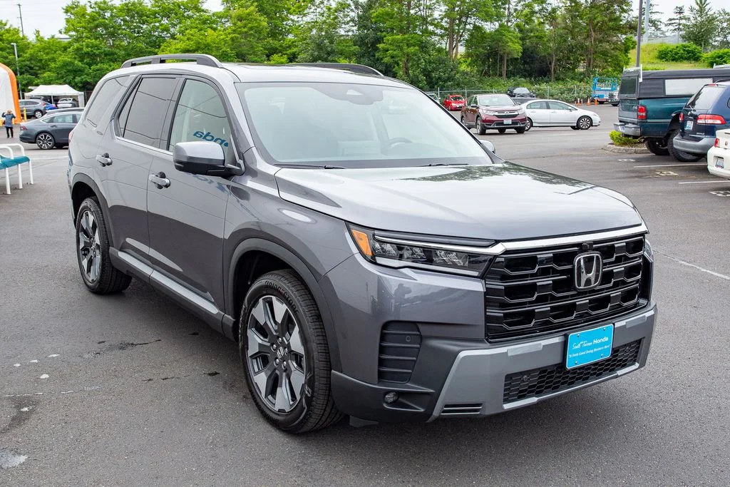 New 2026 Modern Steel Metallic Honda Touring image 4