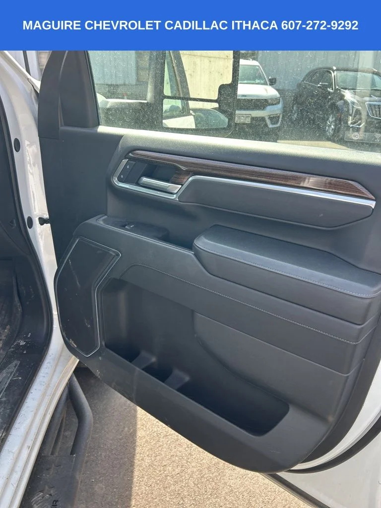 Used 2025 White Chevrolet LT image 11