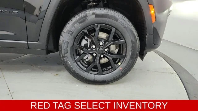 New 2026 Diamond Black Crystal Pearl-Coat Exterior Paint Jeep Laredo Altitude image 19