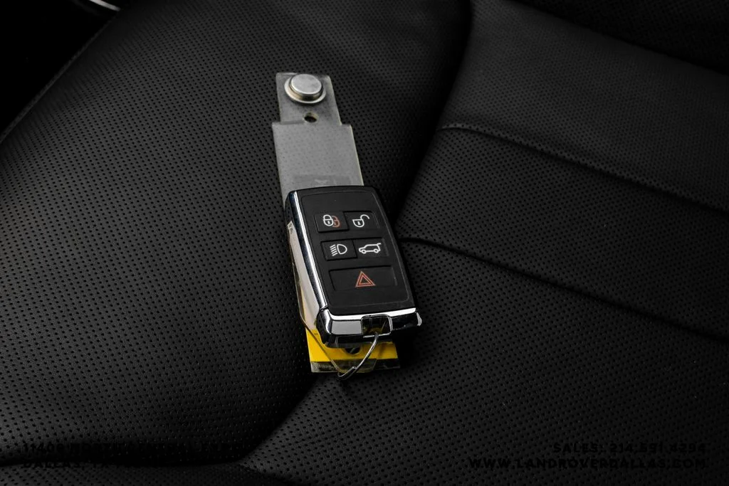 Used 2023 Grey Land Rover SE image 64