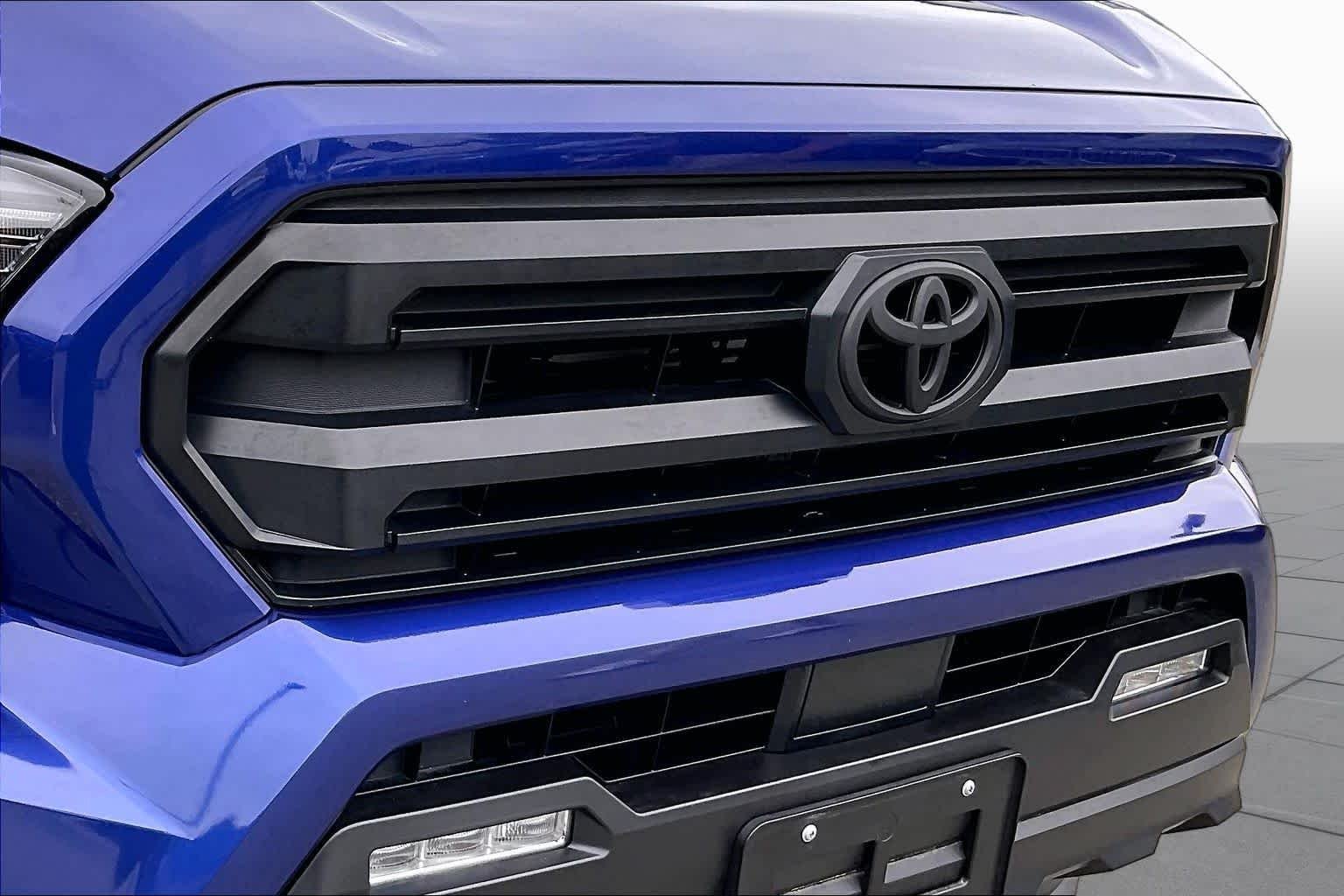 Used 2025 Blue Crush Metallic Toyota SR5 image 30