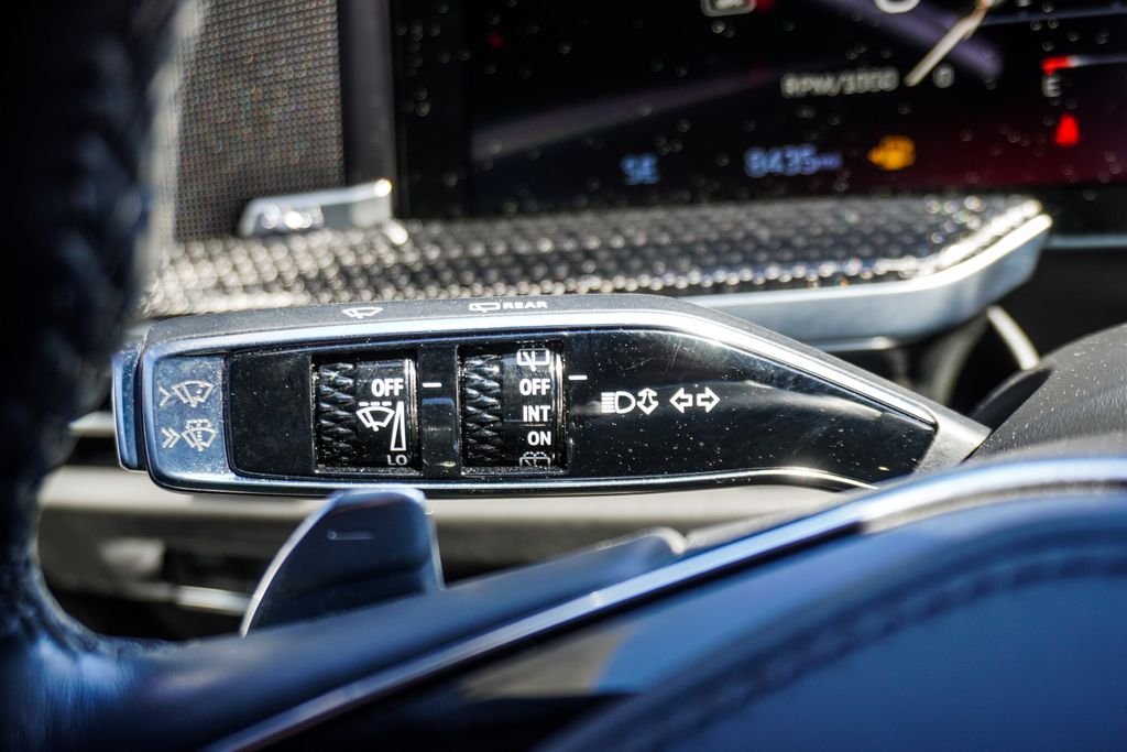 Used 2025 White Cadillac V-Series image 23