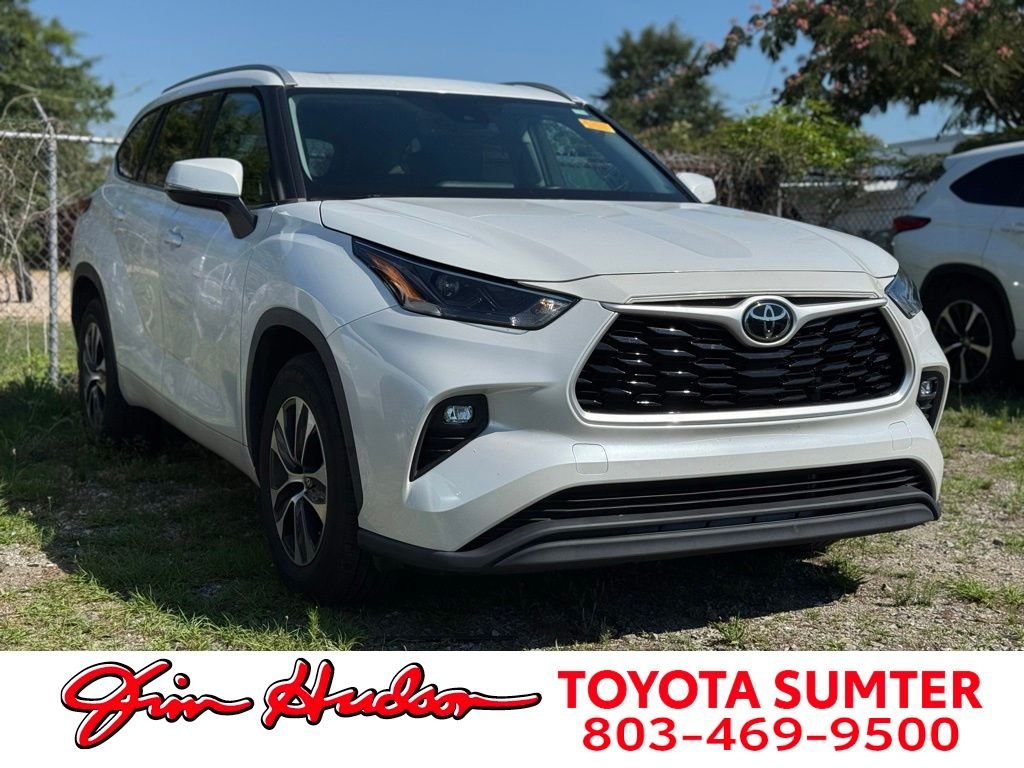 Used 2022 Off-white Toyota XLE image 1