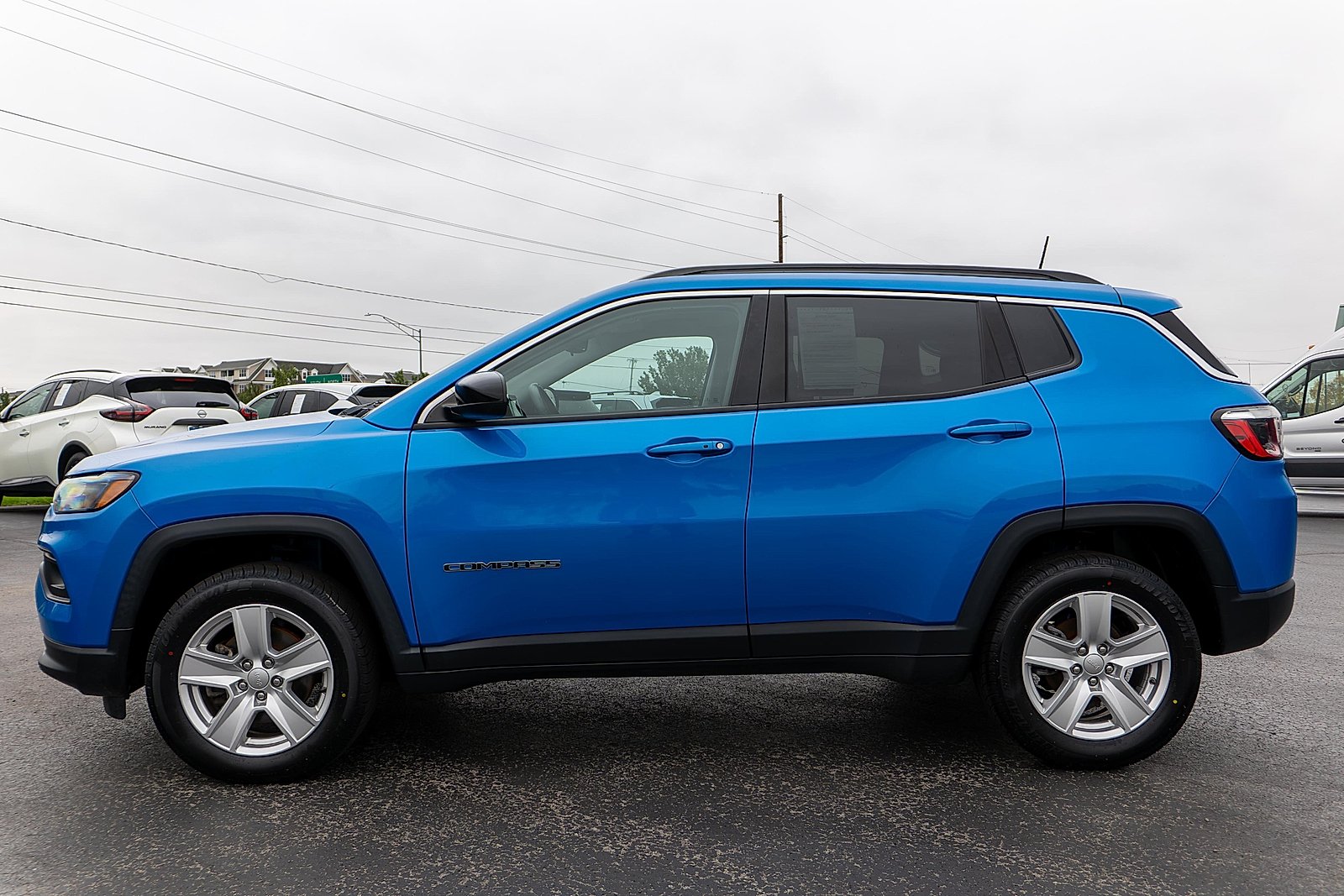 Used 2022 Laser Blue Pearlcoat Jeep Latitude 4x4 image 9