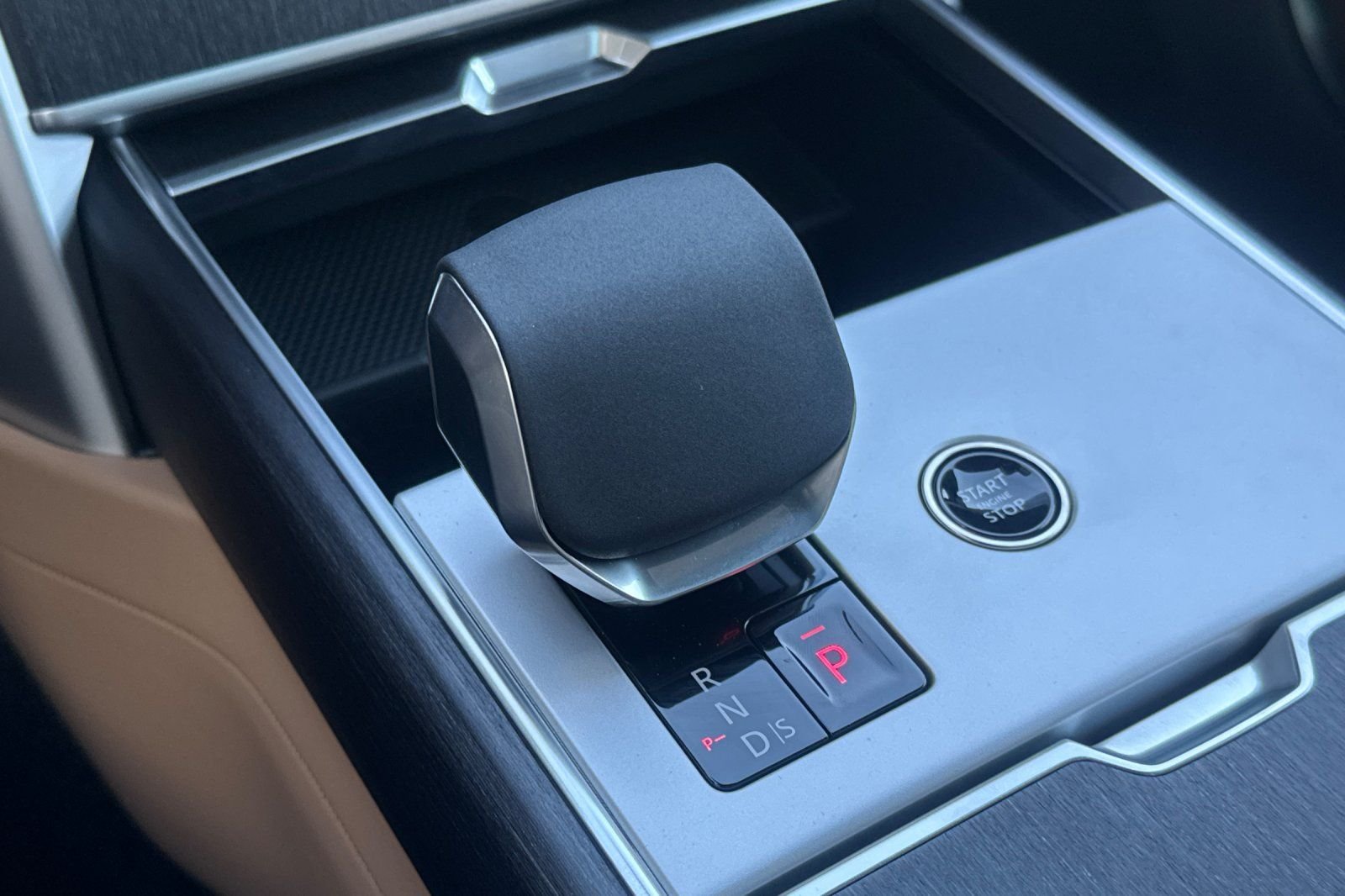 New 2026 Belgravia Green Land Rover SE image 25