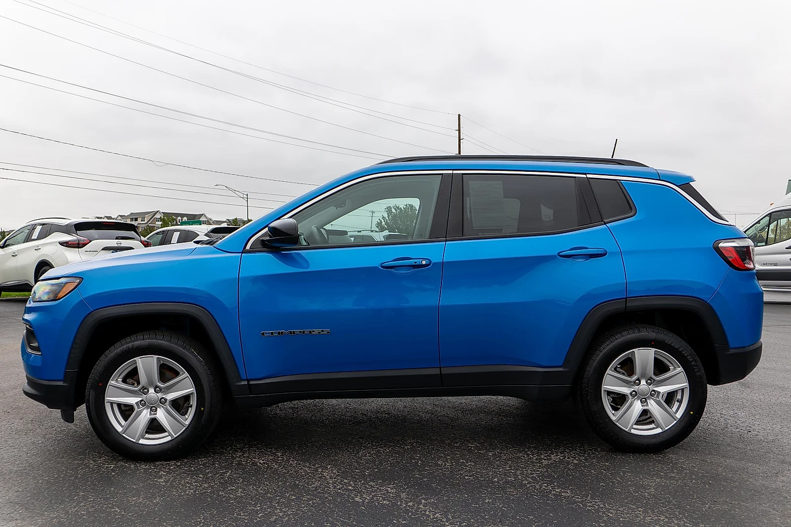 Used 2022 Laser Blue Pearlcoat Jeep Latitude 4x4 image 9