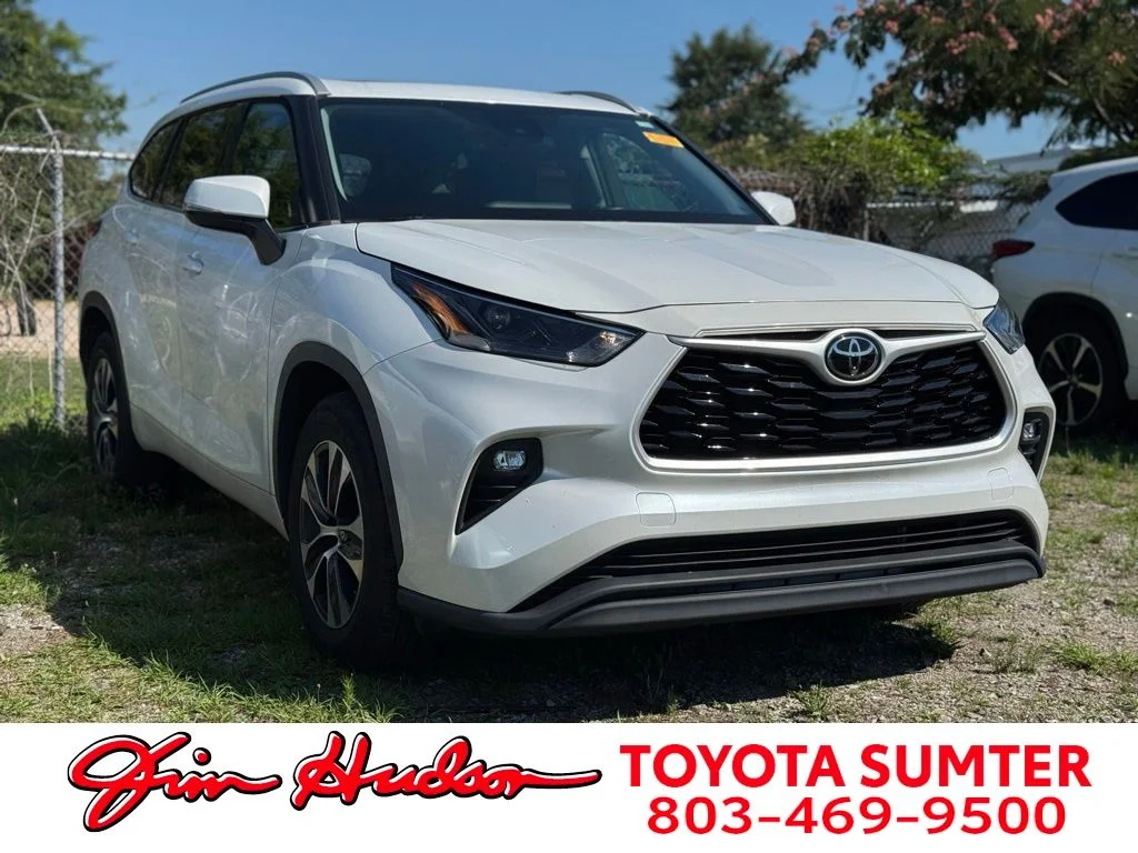 Used 2022 Beige Toyota XLE image 1