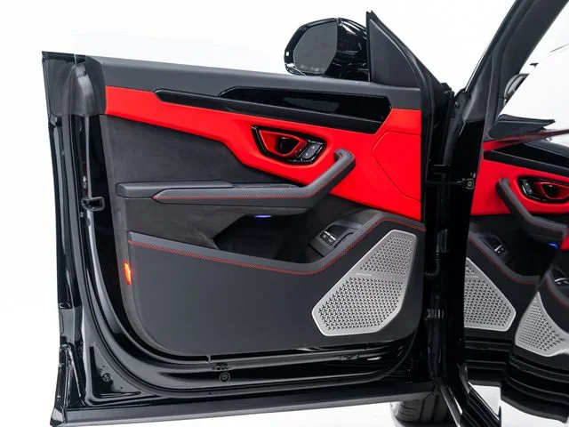 Used 2025 Black Lamborghini SE image 13