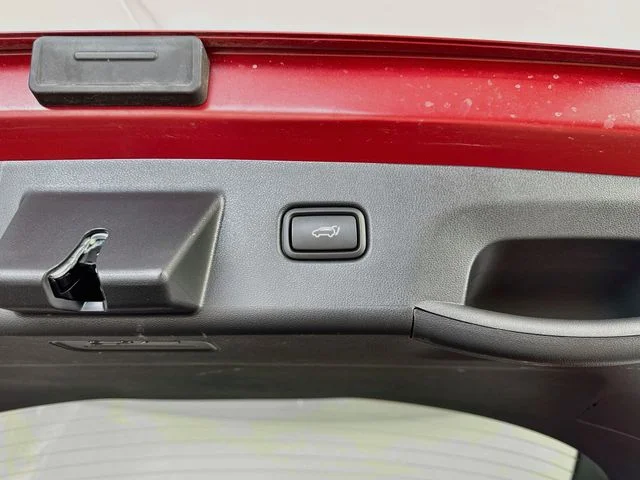 Used 2025 Red Hyundai SEL Convenience image 38