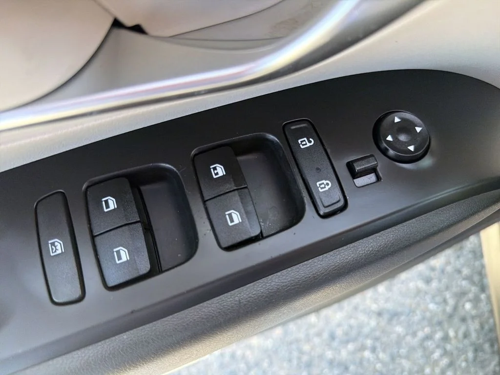 Used 2022 Blue Hyundai SE image 15