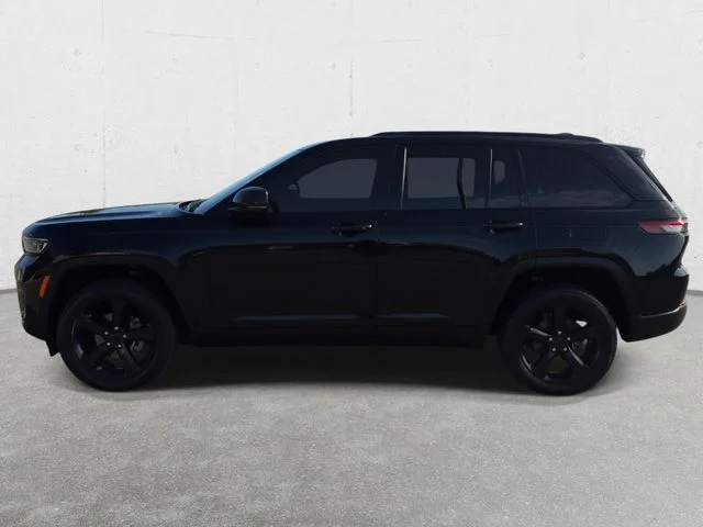 Used 2023 Diamond Black Jeep Altitude X image 8