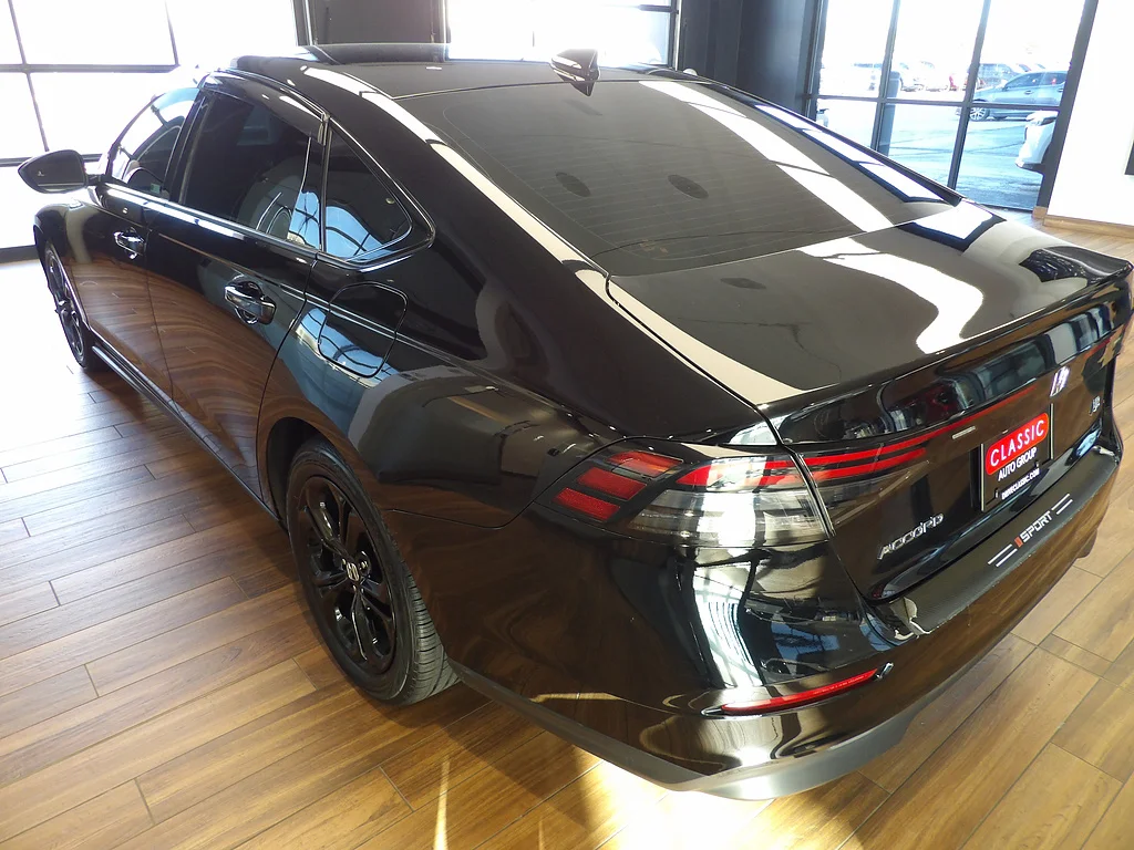 Used 2025 Crystal Black Pearl Honda SE image 8