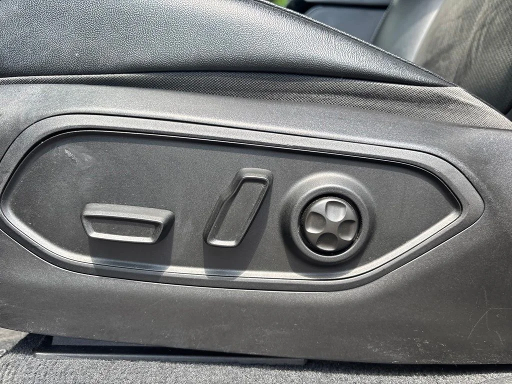 Used 2023 Red Jeep Altitude image 24