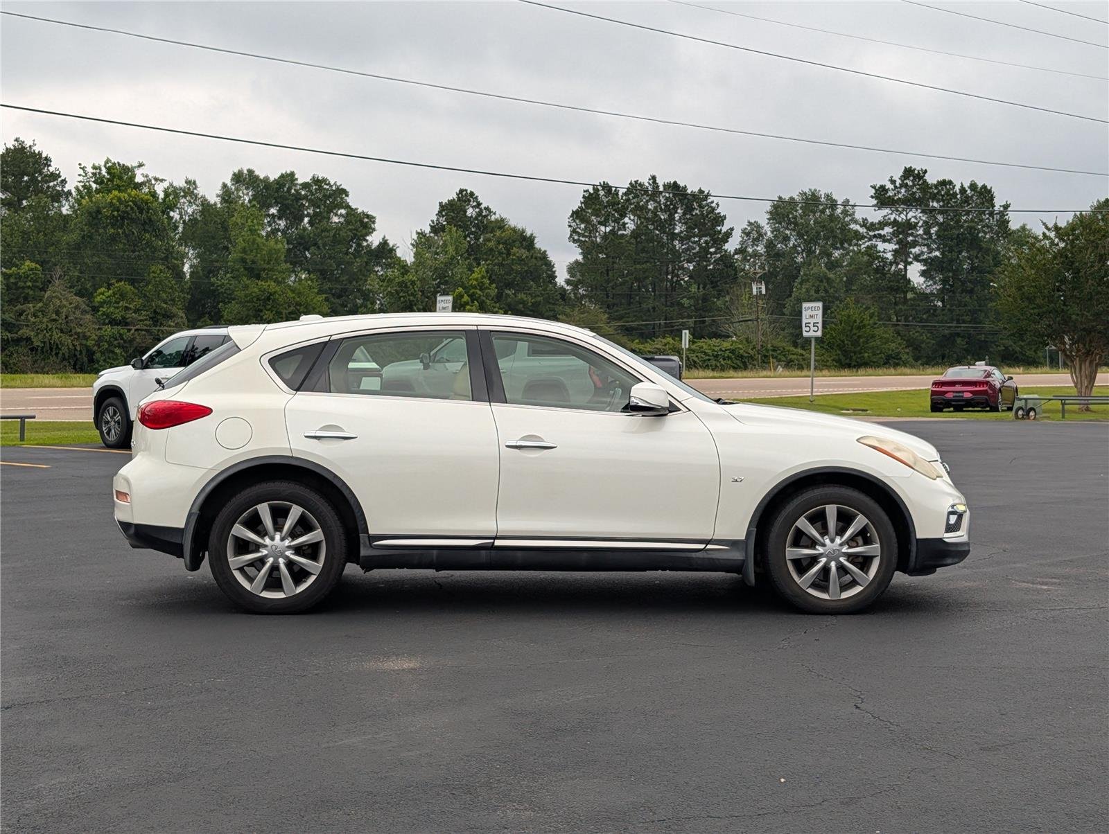 Used 2017 Majestic White INFINITI RWD image 6